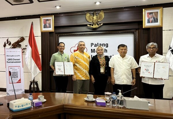Ketua Umum PMI Jusuf Kalla (kanan kedua) meresmikan QRIS Donasi Kemanusiaan PMI, kerja sama dengan Pizza Hut Indonesia dan Bank Mandiri.