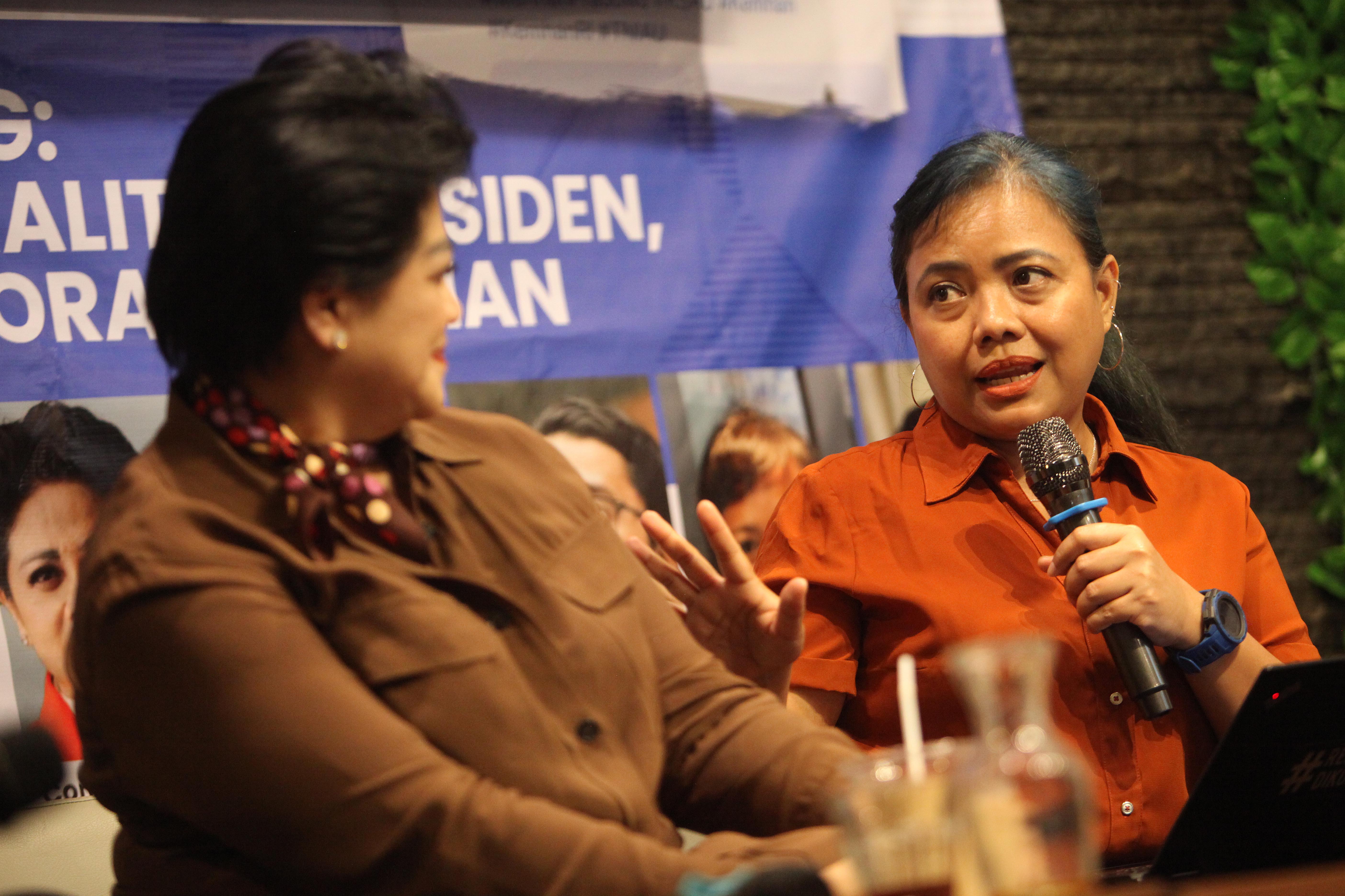 Pegiat Hukum Tata Negara dan Hukum Administrasi Negara Bivitri Susanti (kanan) didampingi pengamat militer Connie Rahakundini Bakrie