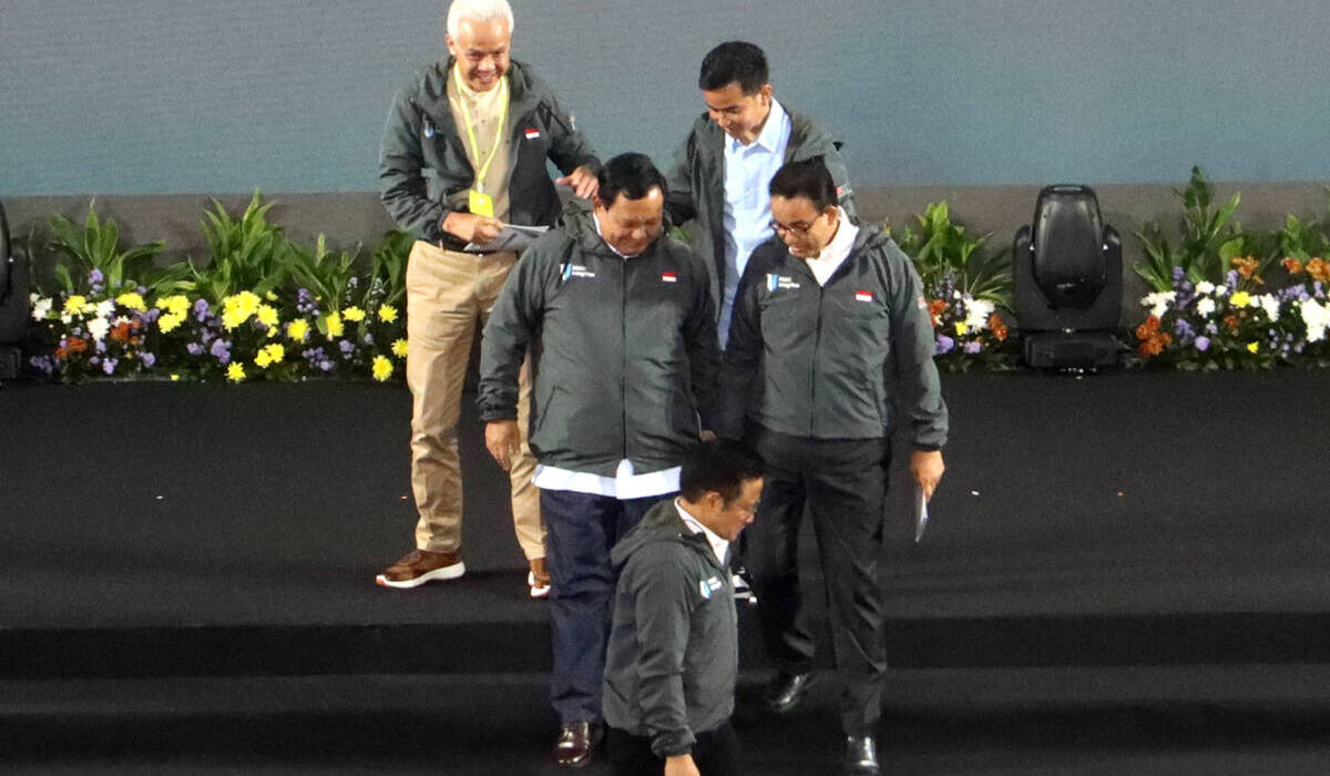 Capres Prabowo Subianto dan Anies Baswedan bercengkrama saat di gedung KPK, Jakarta, 17 Januari 2024.