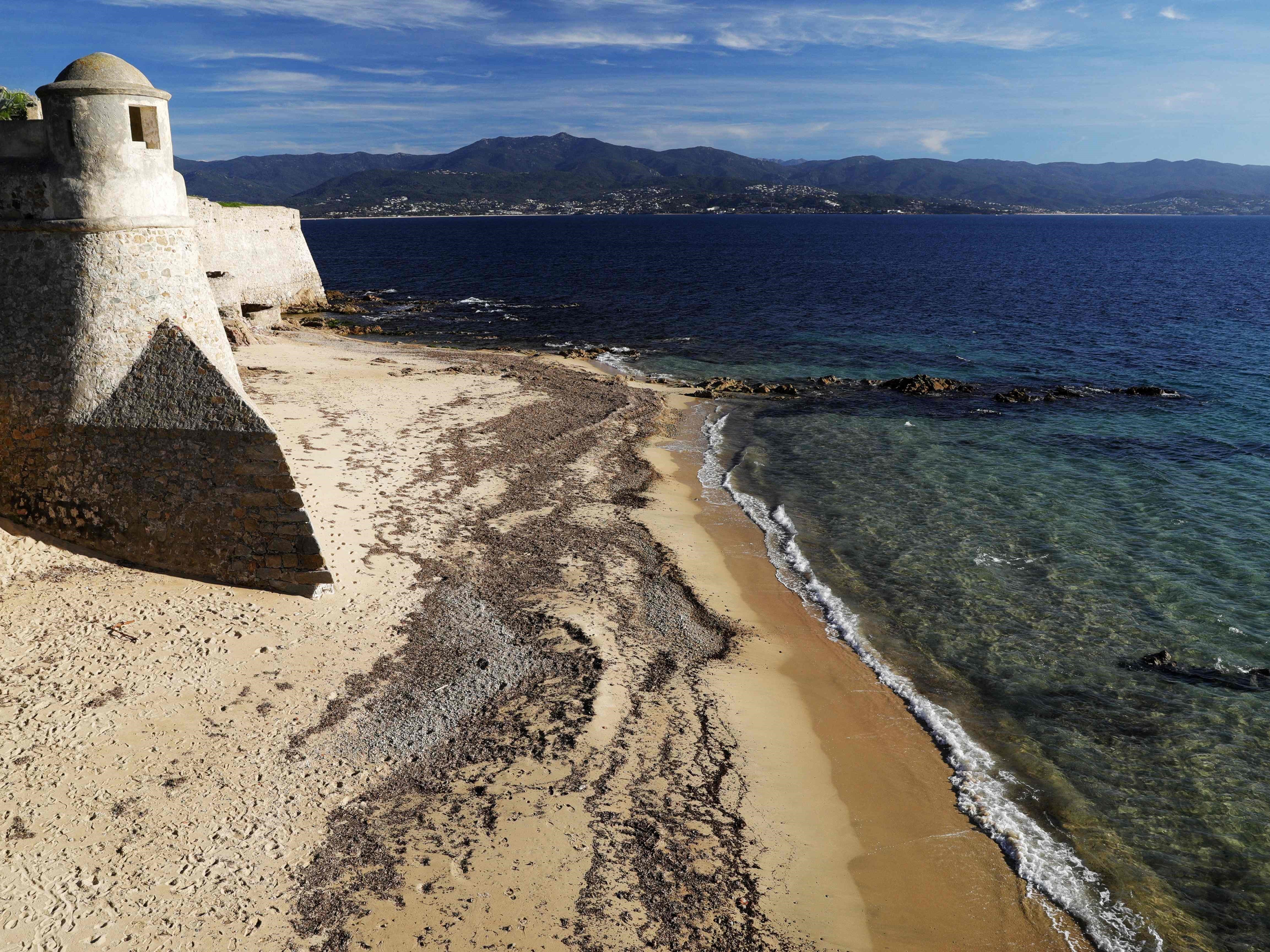 Pantai Citadelle pada musim dingin di Ajaccio di pulau Corsica, Mediterania Prancis.