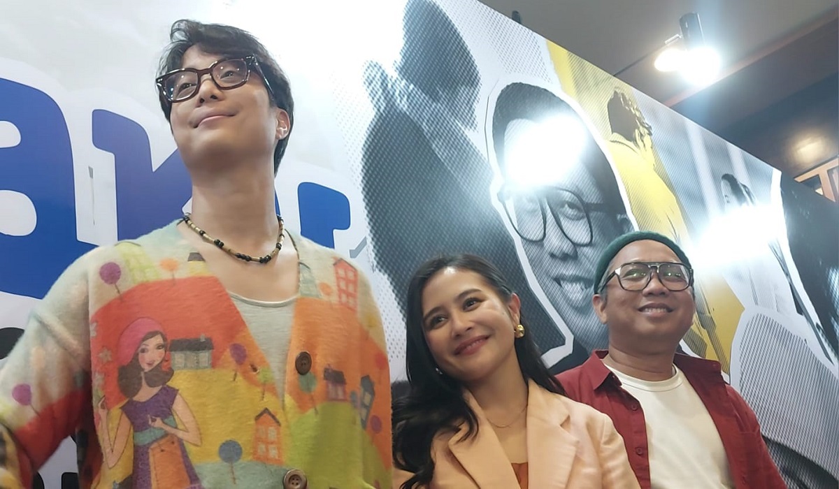 Dikta dan Prilly dalam konferensi pers peluncuran film terbaru produksi Sinemaku Pictures