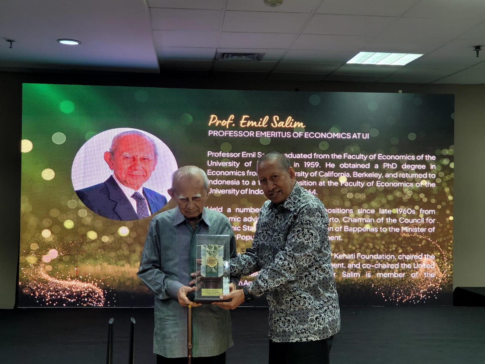 Dekan SBM ITB, Prof Ignatius Pulung Nurprasetio memebrikan penghargaan kepada tokoh pendidikan dan lingkungan hidup Prof Emil Salim