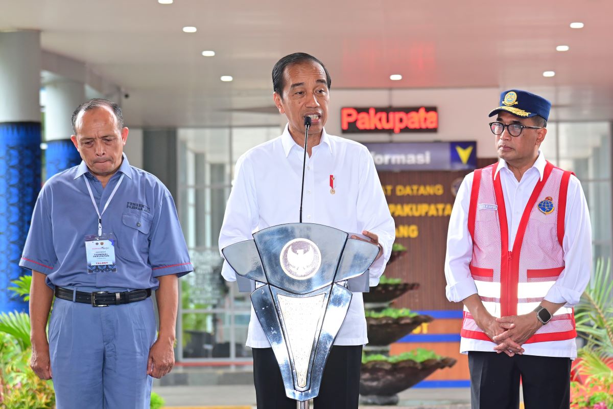 Presiden Joko Widodo memberi keterangan pers di Serang, Banten.