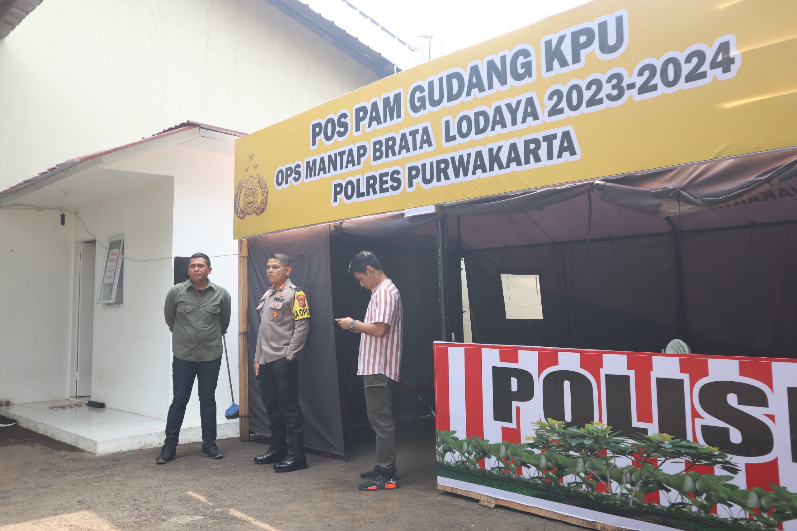 Pengamanan di gudang KPU Purwakarta terus dilakukan polisi. 