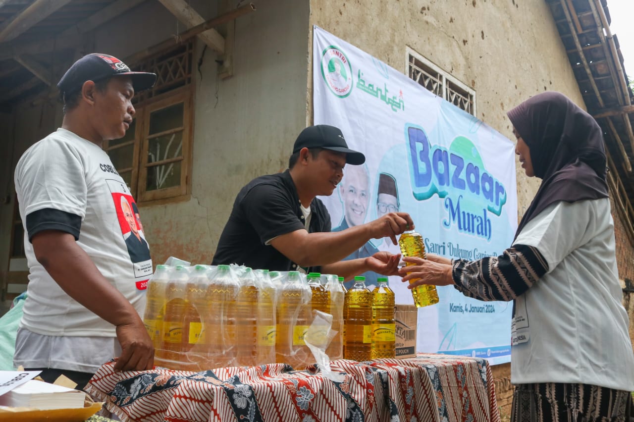 Sukarelawan Dukng Ganjar (SGD) Banten menggelar bazar murah untuk meringankan beban masyarakat.
