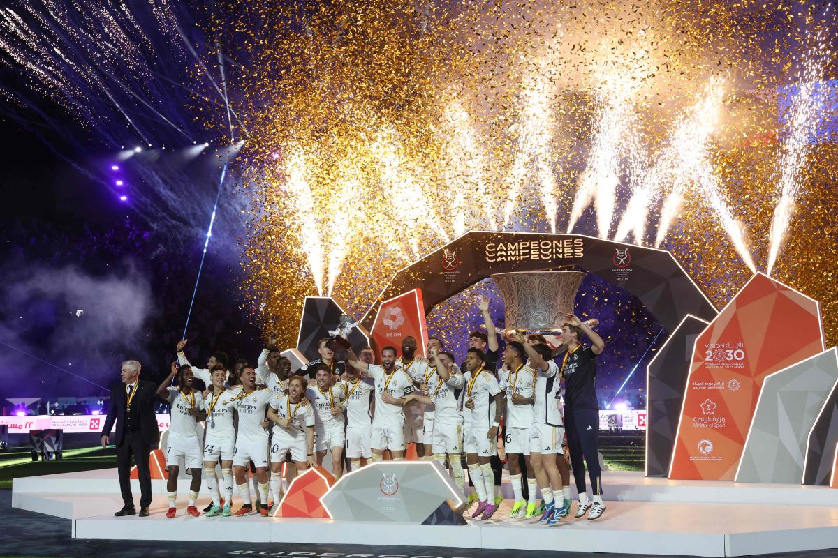 Para pemain Real Madrid mengangkat trofi Piala Super Spanyol.