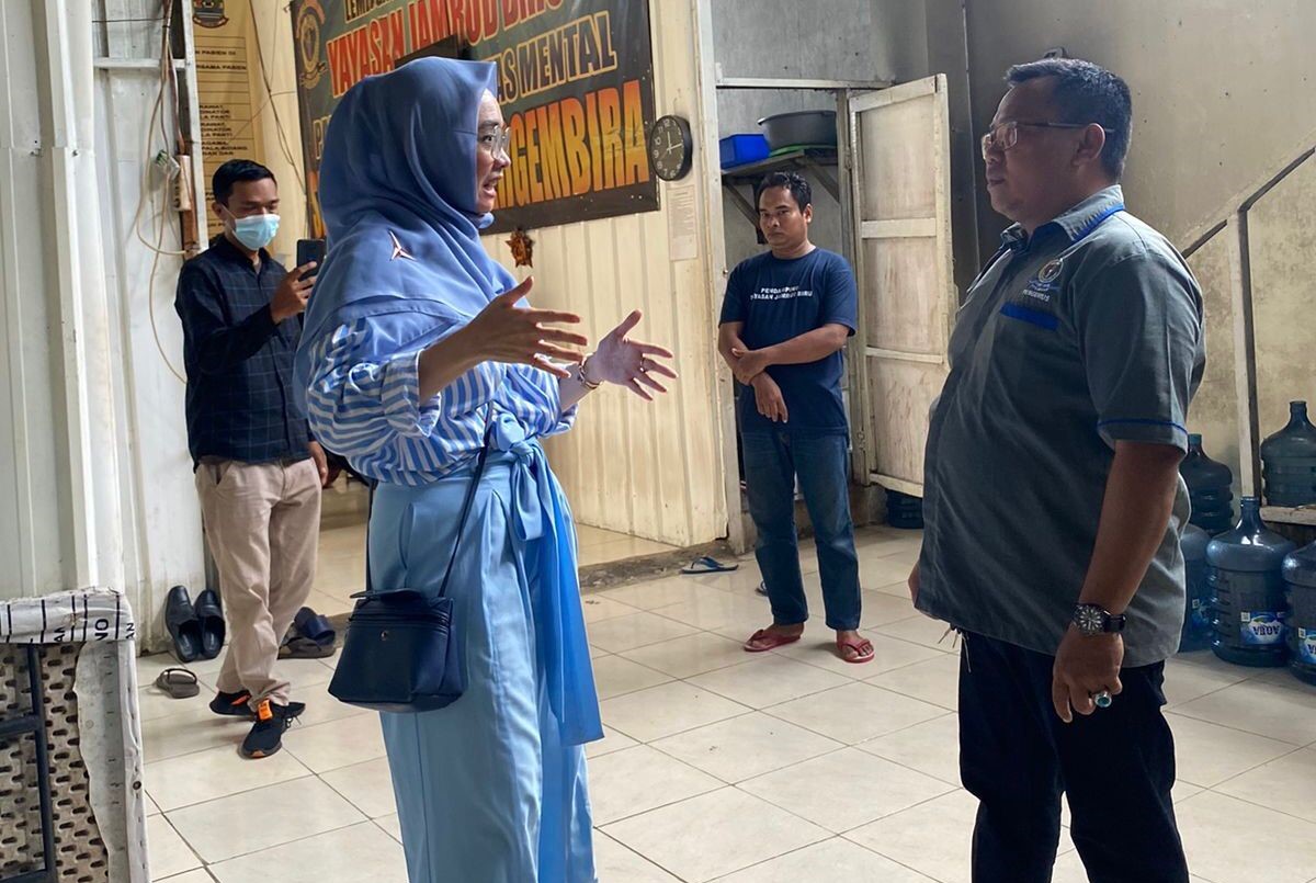  Ingrid Kansil saat mengunjungi Yayasan Zamrud Biru, Kelurahan Mustikasari, Kecamatan Mustikajaya, Kota Bekasi, Jumat (26/1). 