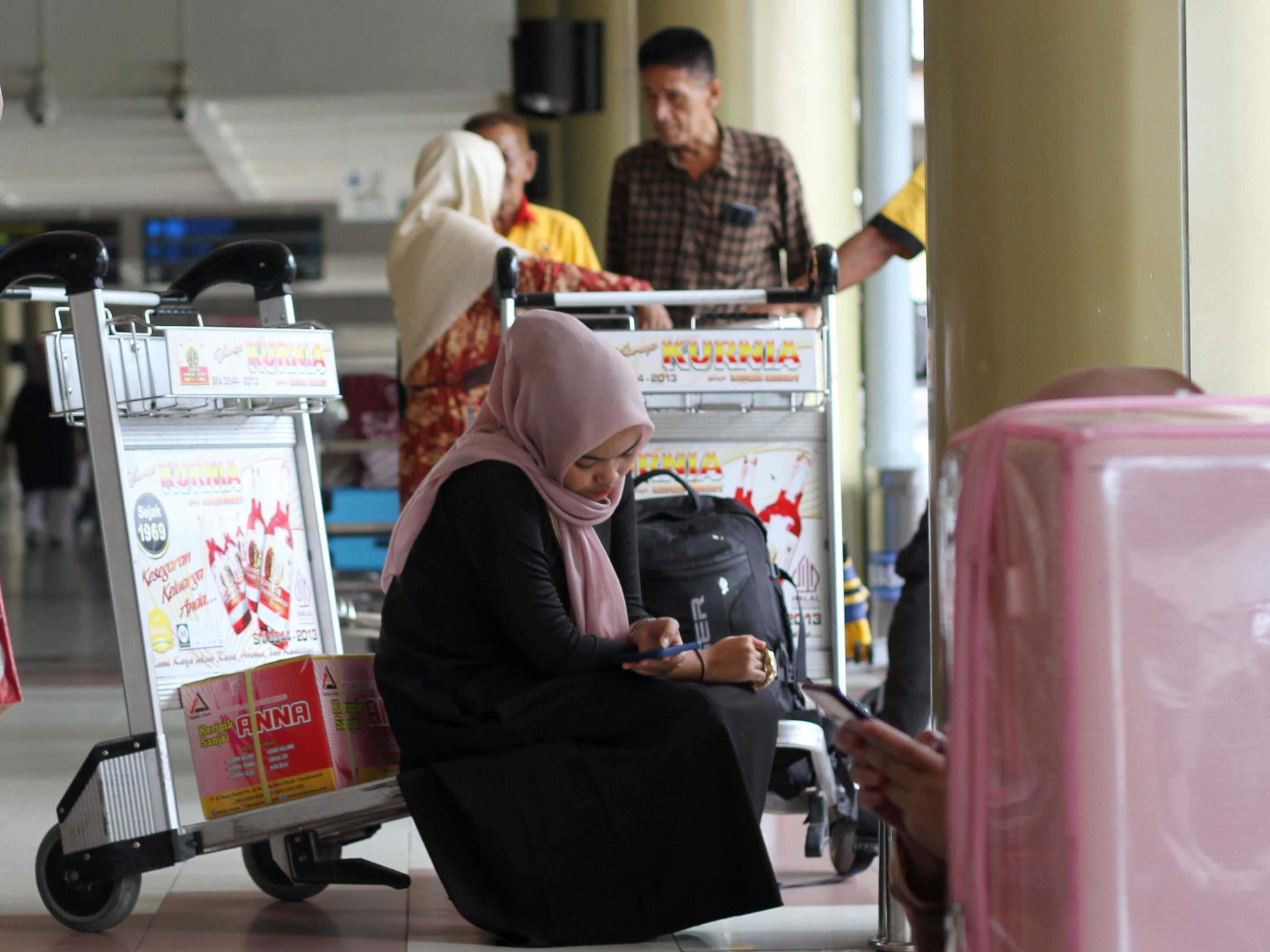 Penumpang menunggu jadwal penerbangan di Bandara Internasional Minangkabau, Kabupaten Padang Pariaman, Sumatra Barat, Jumat (5/1/2024).