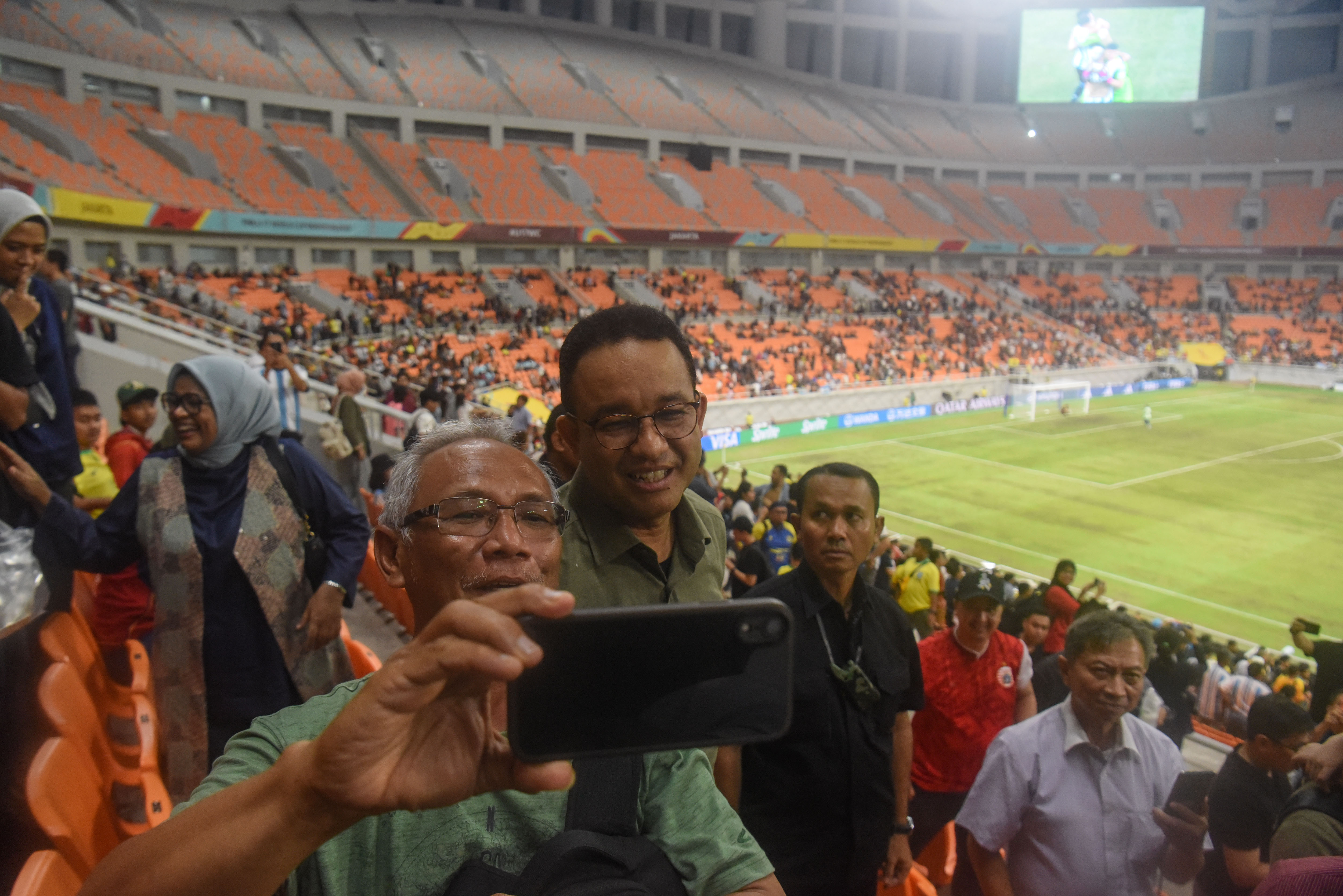 Anies Baswedan menonton laga Argentina vs Brasil saat Piala Dunia U-17 di Stadion JIS pada November 2023 lalu.