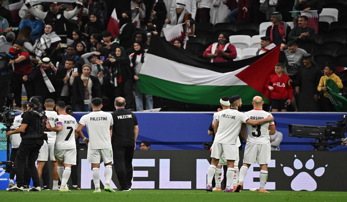 Para pemain Palestina menyapa pendukung mereka usai tersingkir dari Piala Asia setelah kalah dari Qatar di laga 16 besar.