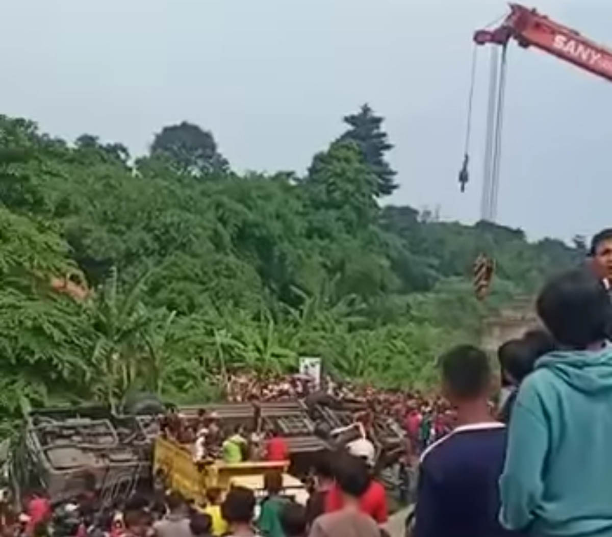 Kepolisian melakukan penyelidikan penyebab kecelakaan bus di KM 320 Tol Pemalang-Batang, di Kabupaten Pemalang, Jawa Tengah