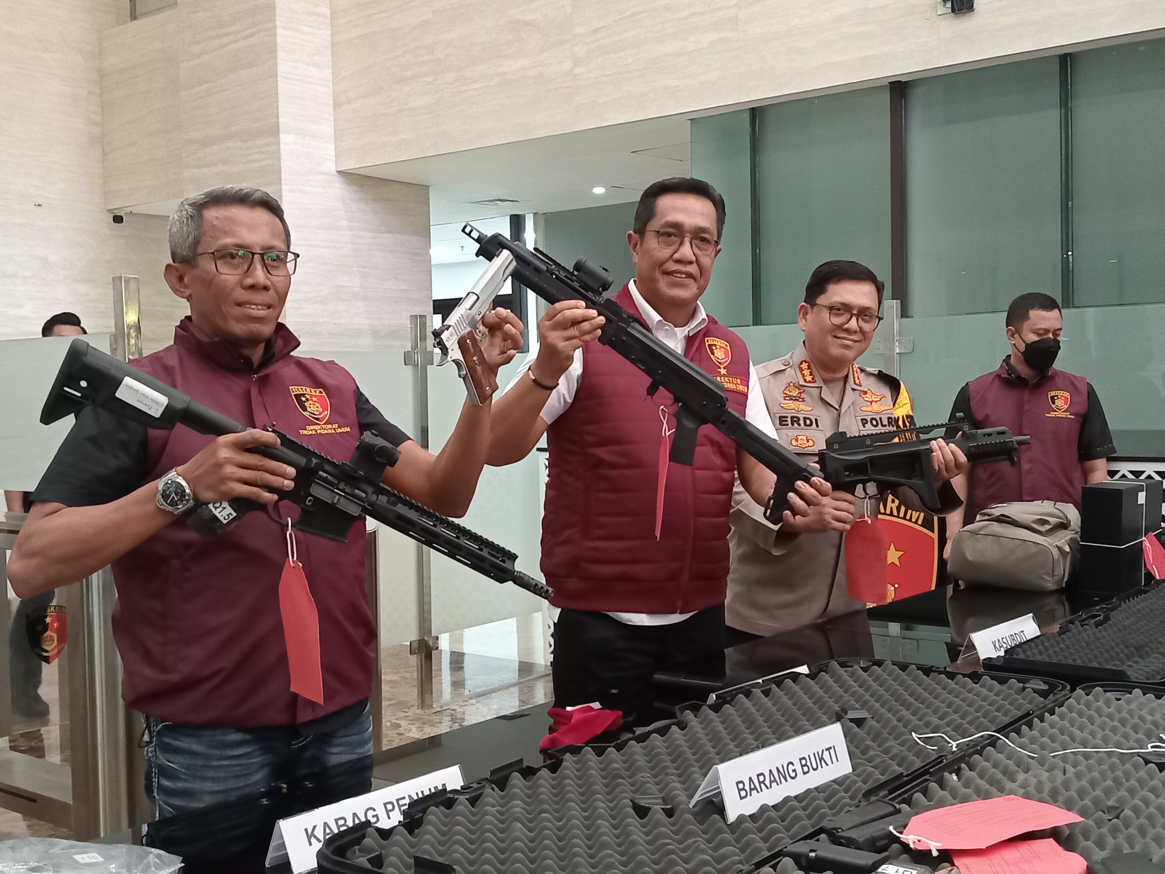 Barang bukti senjata api ilegal milik Dito Mahendra