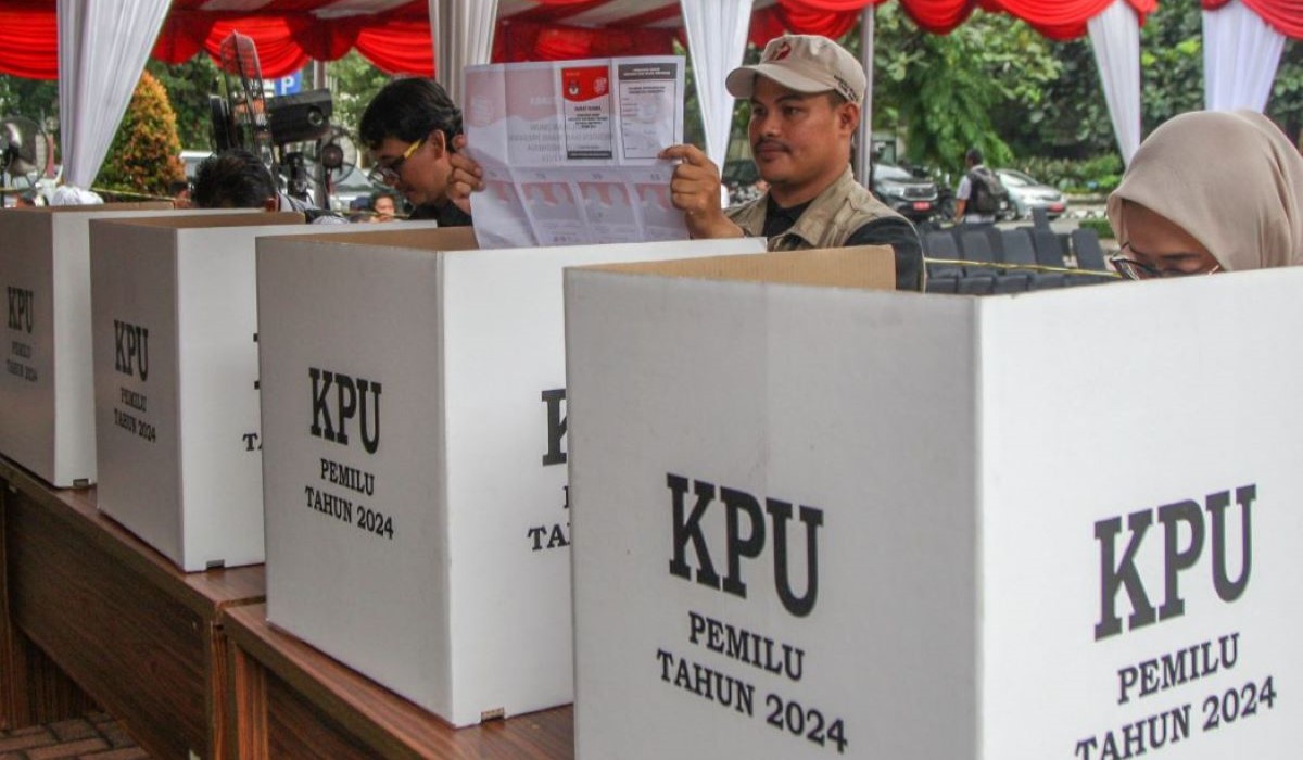 Warga melakukan tahap-tahap menggunakan hak suara saat simulasi pemungutan suara Pemilu 2024.