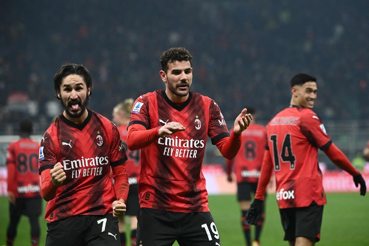 Dua pemain AC Milan asal Prancis, Theo Hernandez dan Yacine Adli, berselebrasi saat melawan AS Roma.