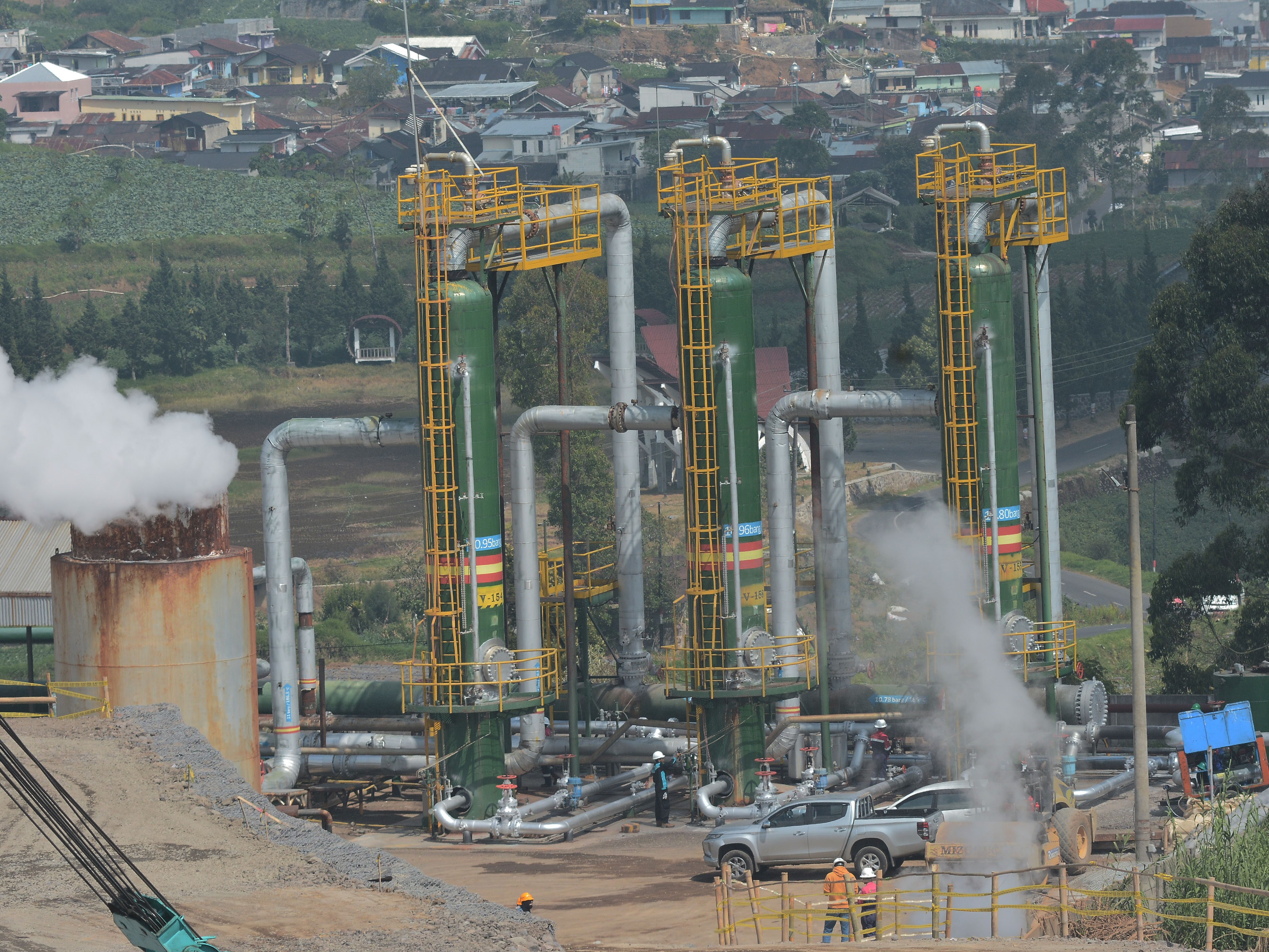 Pembangkit Listrik Tenaga Panas Bumi (PLTP) PT Geo Dipa Energi di kawasan dataran Dieng, Jawa Tengah.