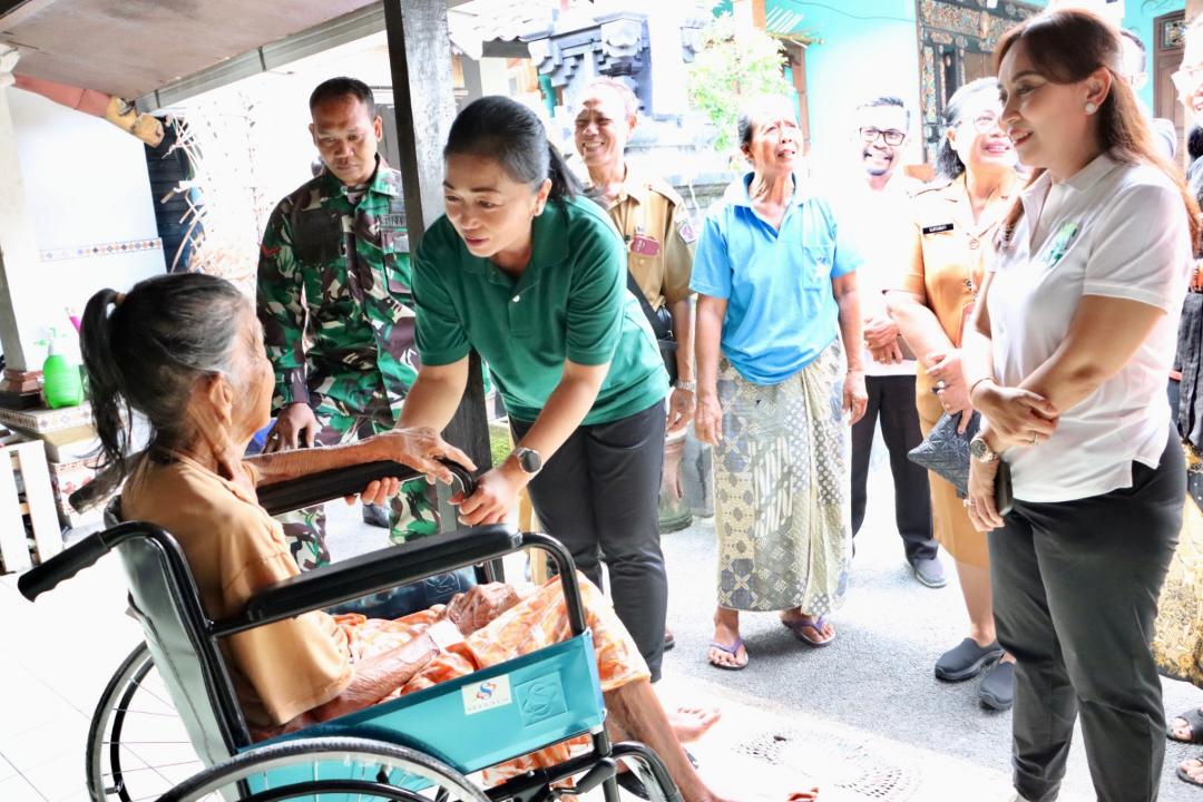 Ketua KKKS Denpasar, Ny. Sagung Antari Jaya Negara bersama Wakil Ketua KKKS Denpasar Ny. Ayu Kristi Arya Wibawa, saat menyerahkan kusi roda.