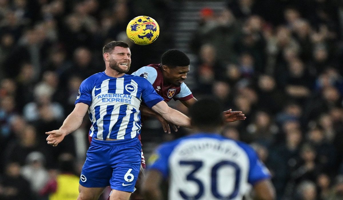 Gelandang Brighton and Hove Albion James Milner (kiri) di laga Liga Primer Inggris melawan West Ham United