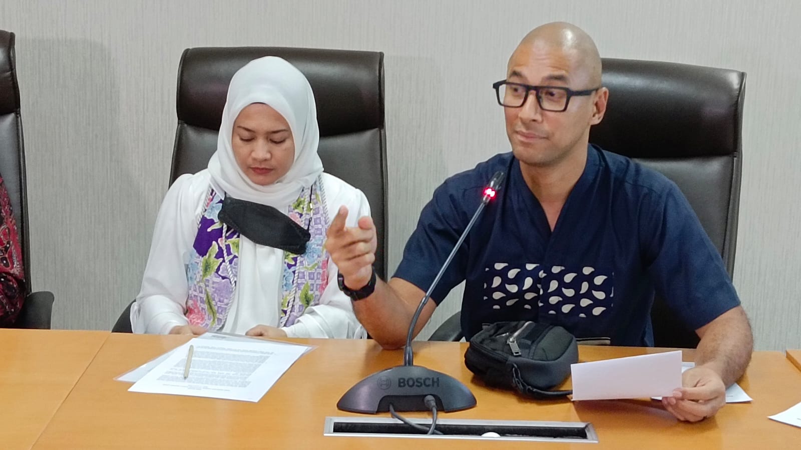  Marcell Siahaan duta LMKM (kanan). 