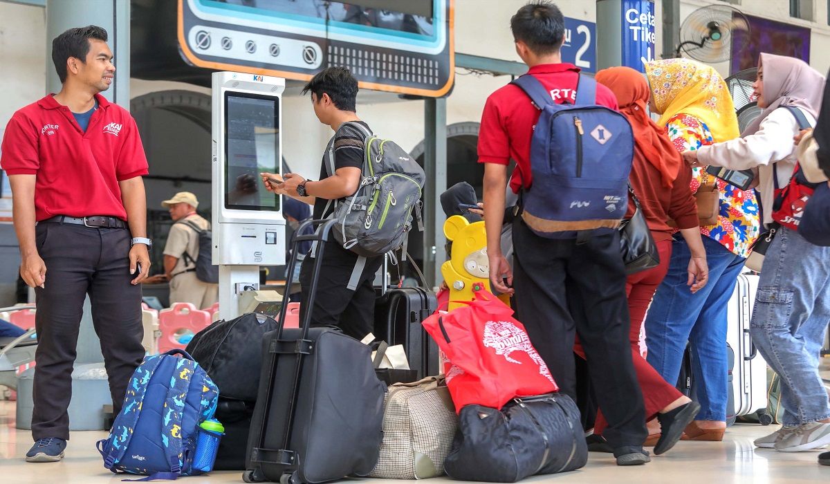 Penumpang memadati stasiun Pasar Senen di momen libur Natal dan tahun baru