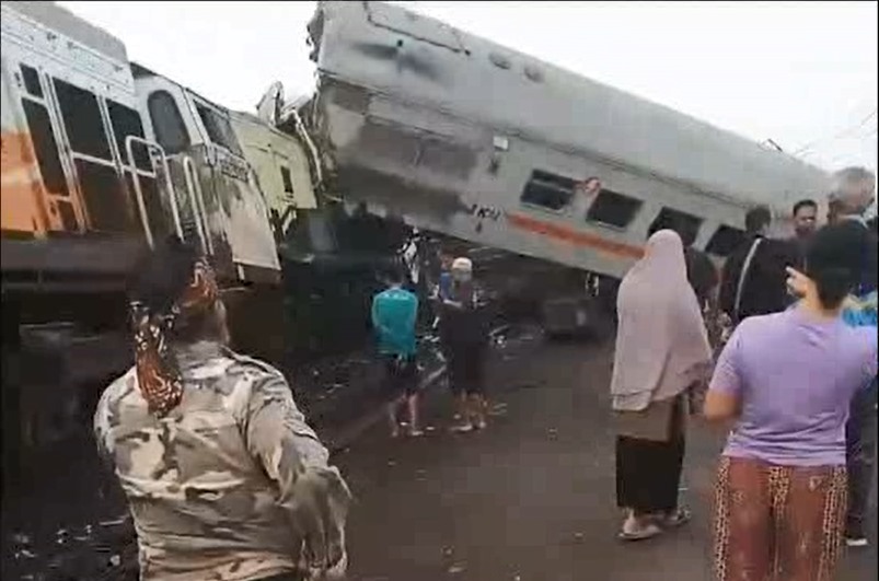 Dua Kereta Bertabrakan di Bandung