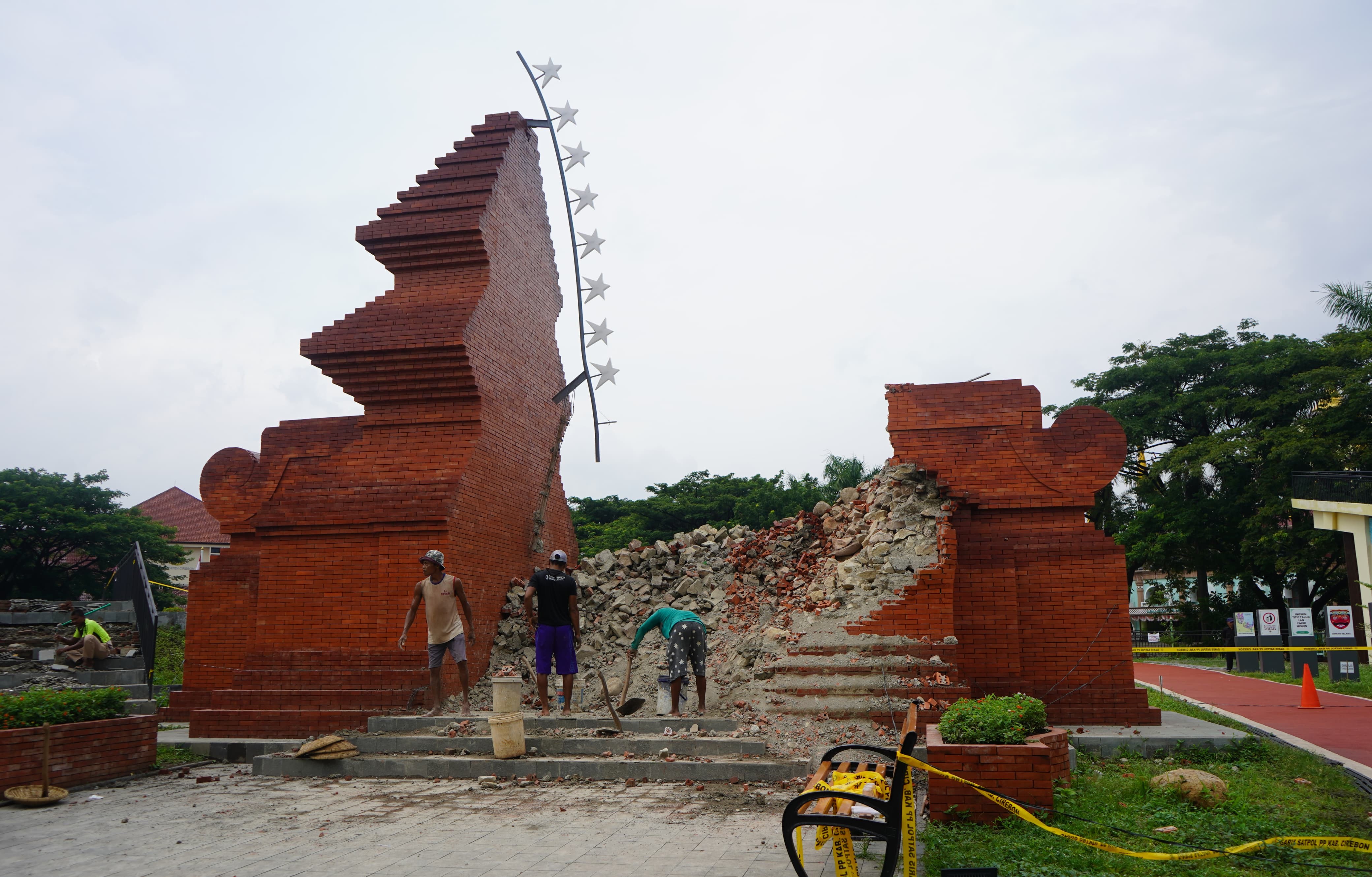 Gapura Alun-Alun Pataraksa Cirebon Ambruk 