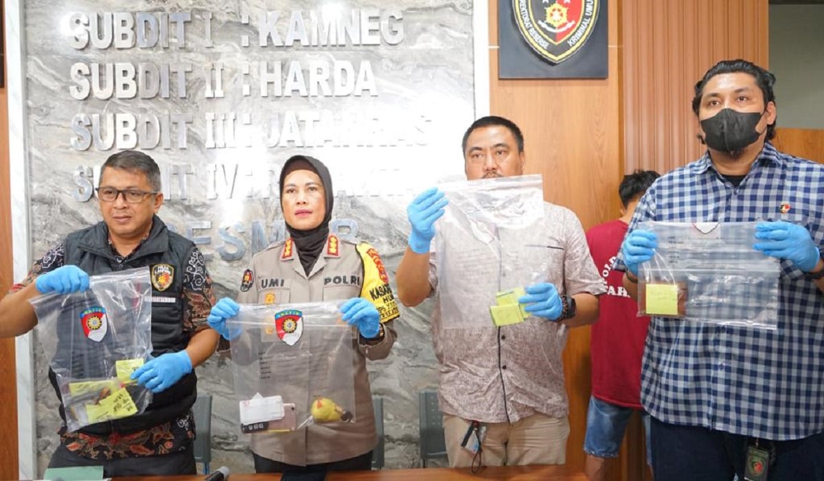 Polda Lampung menunjukkan barang bukti dari penagkapan pencurian bermodus ganjal mesin ATM