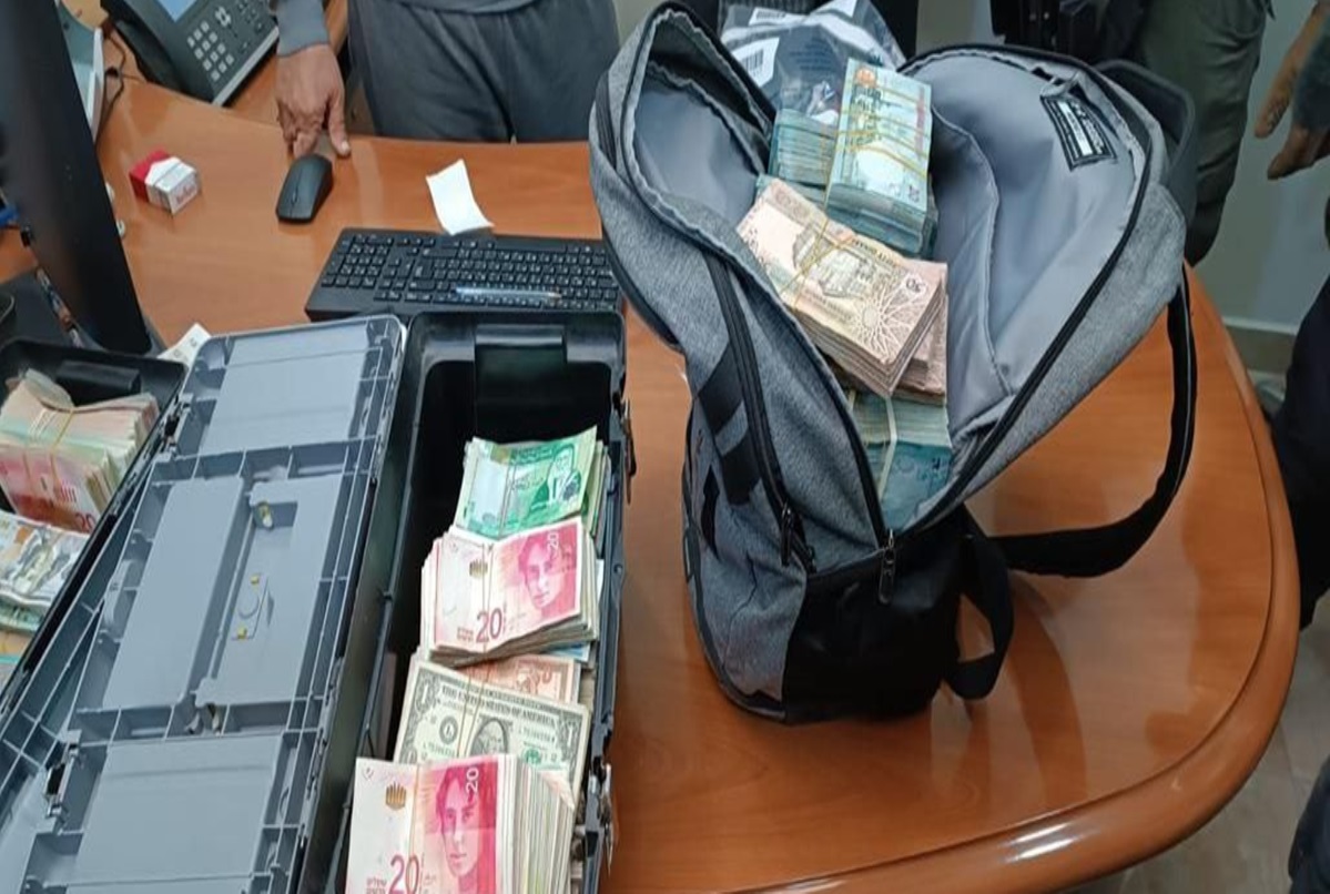 Tentara Israel mencuri sekitar 10 juta shekel di 5 toko penukaran uang di kota-kota Tepi Barat, akhir Desember 2023.