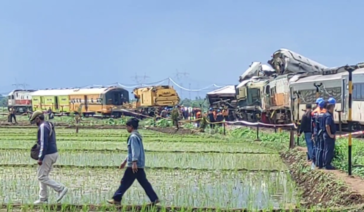 KA Turangga (KA Plb 65A) dengan KA Commuterline Bandung Raya (KA 350)  yang tabrakan di Cicalengka, Jumat, 5 Januari 2024.