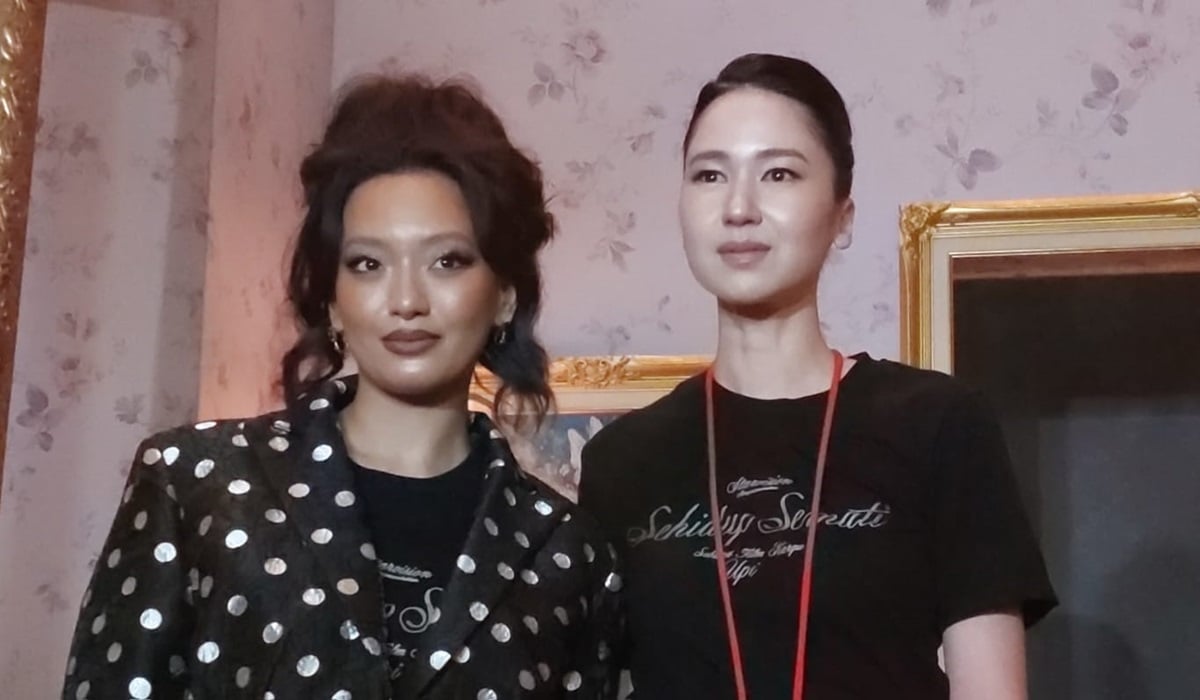 Aktris Asmara Abigail (kiri) dan Laura Basuki saat pemutaran perdana film Sehidup Semati, Senin (8/1).