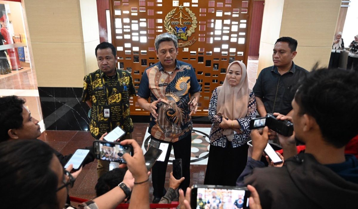 Pj Sekprov Sulsel Andi Muhammad Arsjad (dua dari kiri) meluruskan terkait headline pemberitaan 
