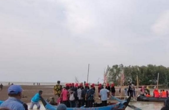 Kemunculan Pulau Arnavat di Desa Surodadi, Kecamatan Sayung, Kabupaten Demak