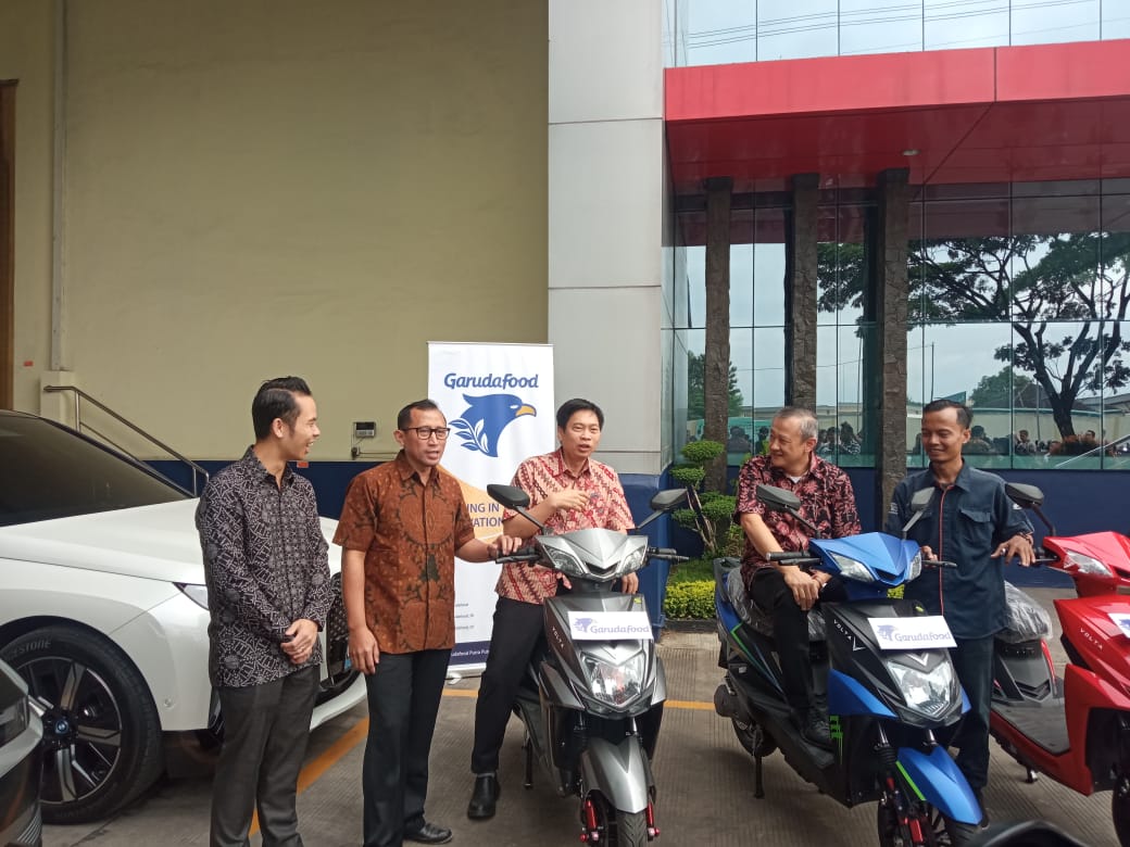 Garudafood menggunakan kendaraan operasional elektrik di lingkungan pabriknya di Kabupaten Sumedang