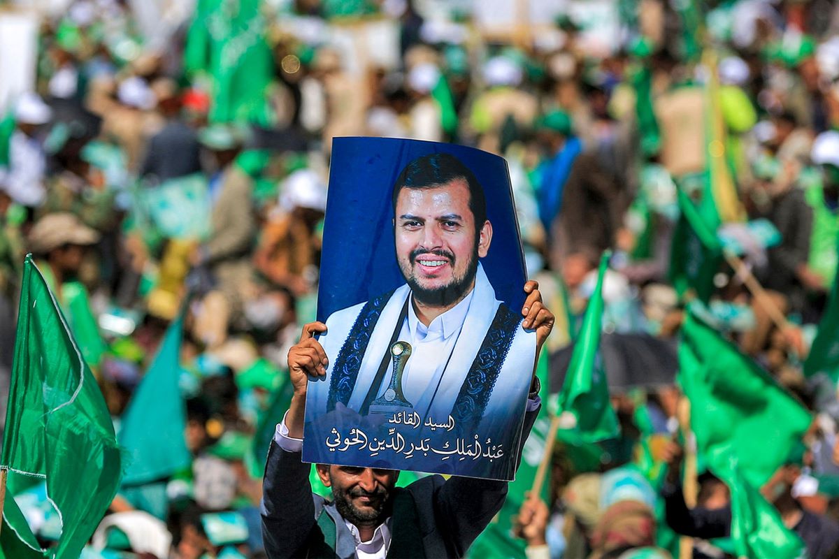 Potret pemimpin Huthi Abdul Malik al-Houthi tampak saat upacara peringatan kelahiran Nabi Muhammad SAW, di Sanaa pada 27 September 2023.