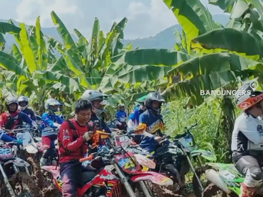 Para pemotor trail memasuki kebun warga di Cipatat, Bandung Barat.