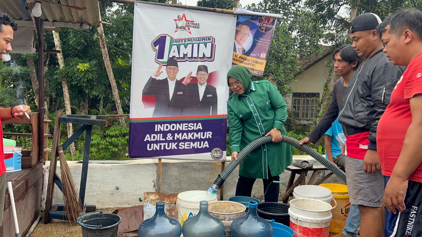 Dipimpin Caleg PKB, Relawan Amin Bantu Pengungsi Korban Tanah Longsor di Subang
