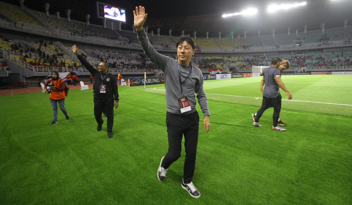  Pelatih Timnas Indonesia Shin Tae-yong (tengah).