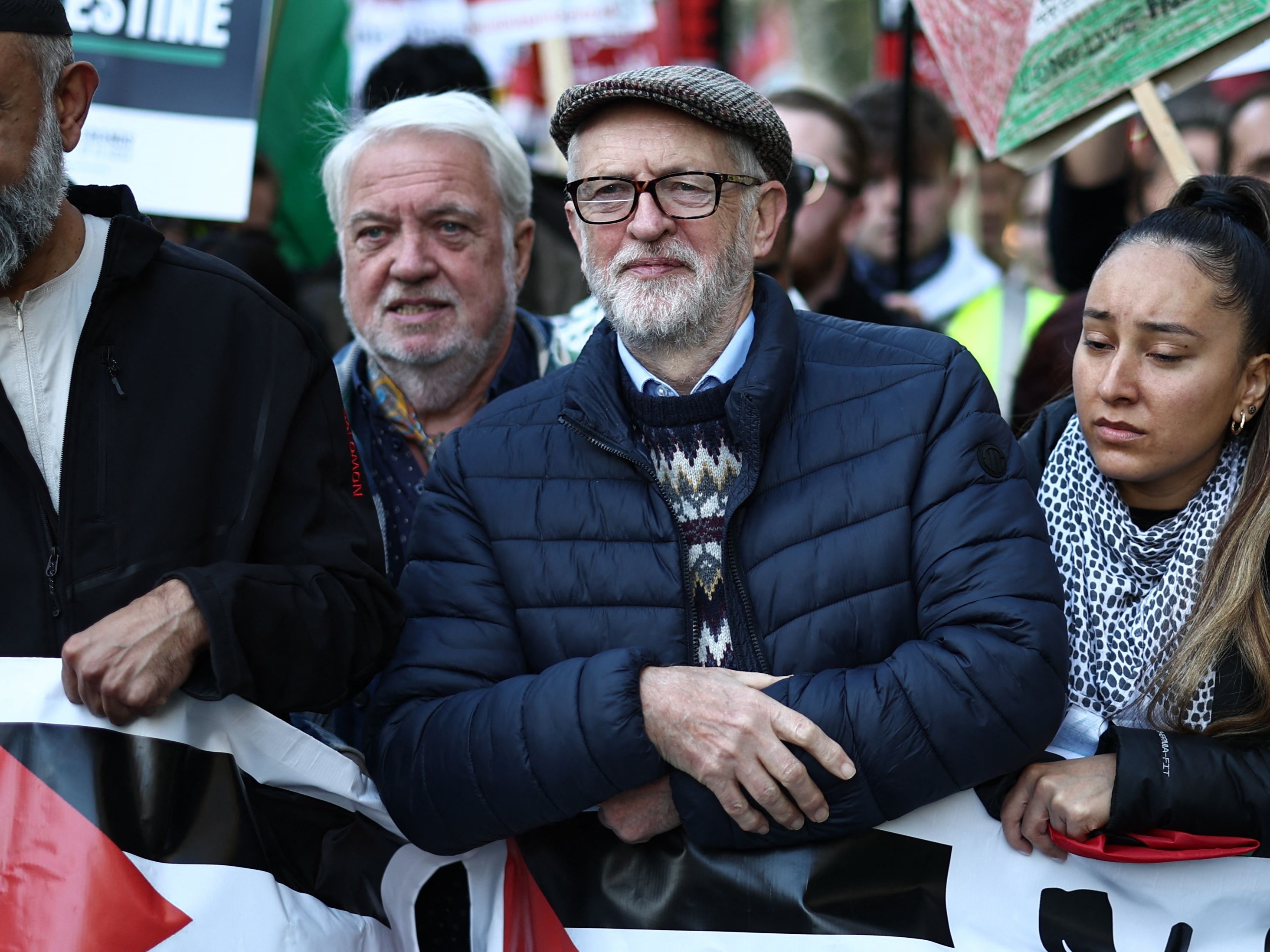 Mantan pemimpin Partai Buruh Jeremy Corbyn (tengah) bergabung dengan Pawai Nasional Untuk Palestina di London pada 11 November.