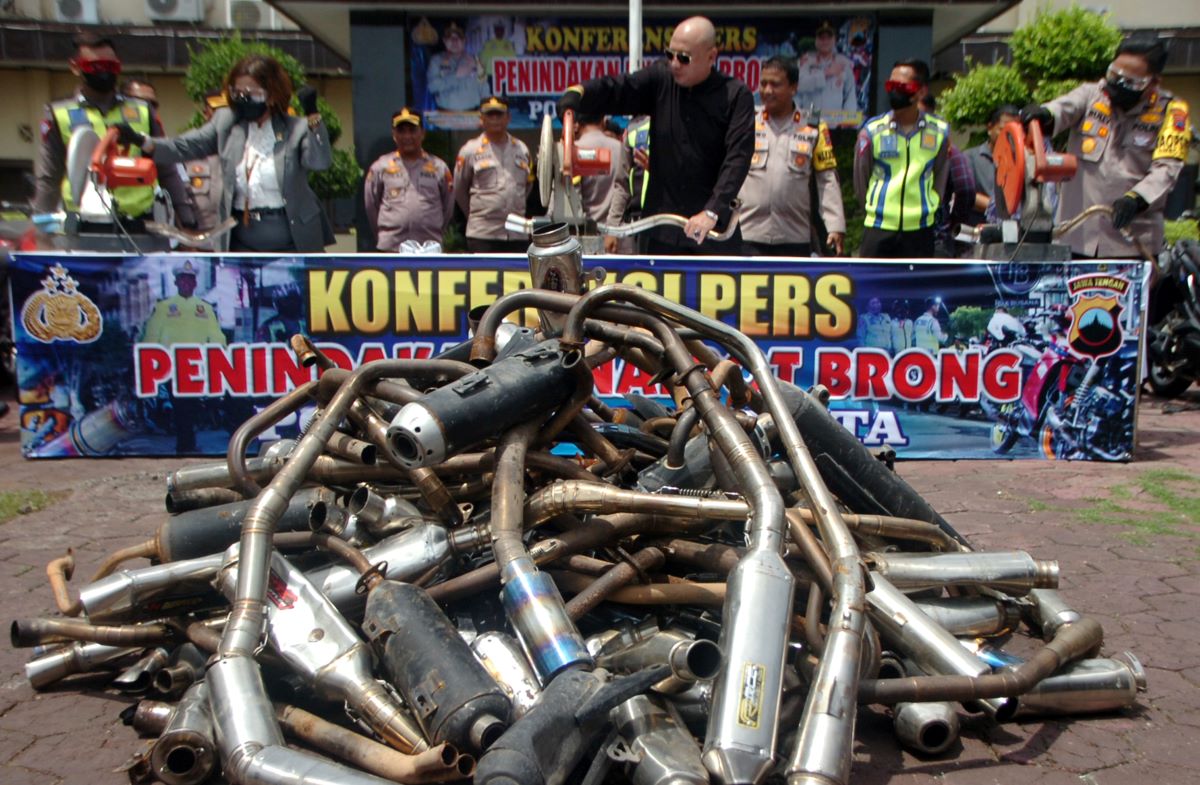 Polisi mengamankan knalpot brong.