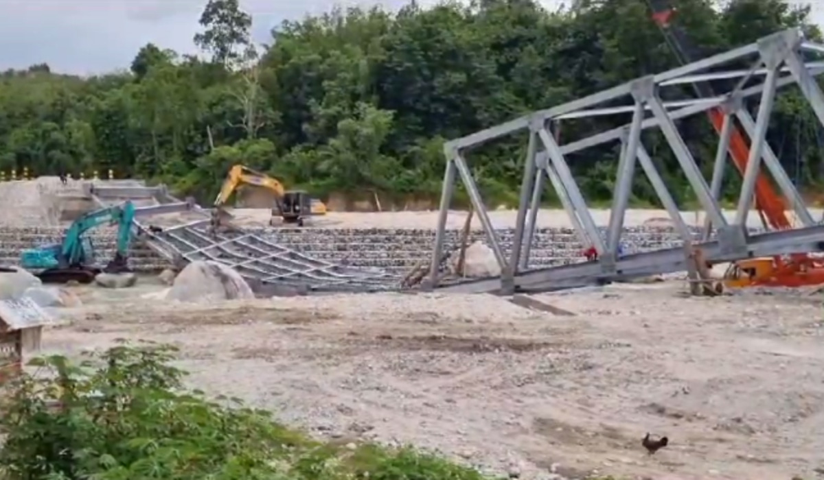 Jembatan di Luwu Utara, Sulsel, yang roboh diterjang air sungai pascahujan deras.