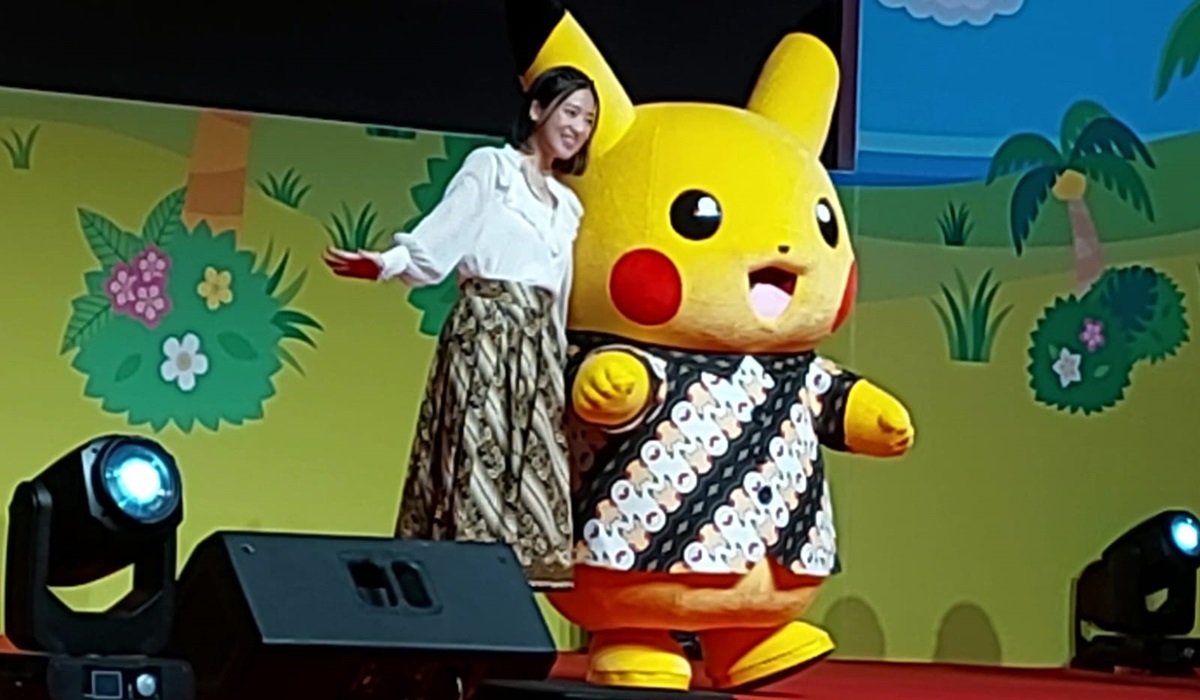 Haruka dan Pikachu yang memakai batik bermotif Pikachu dalam Konferensi Pers Pokemon Air Adventures di kawasan Senayan, Jakarta Selatan.