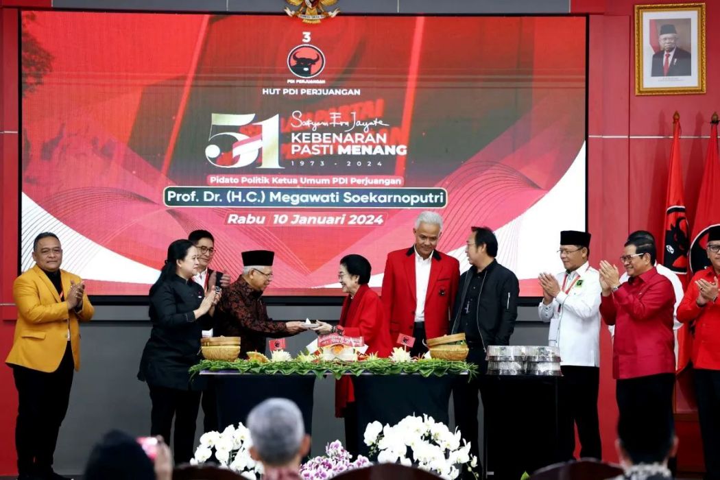Prosesi pemotongan tumpeng HUT PDIP ke-51 tahun, Rabu (10/1)