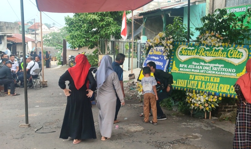 Rumah duka keluarga Julian, masinis, korban kecelakaan kereta api di Cicalengka. 
