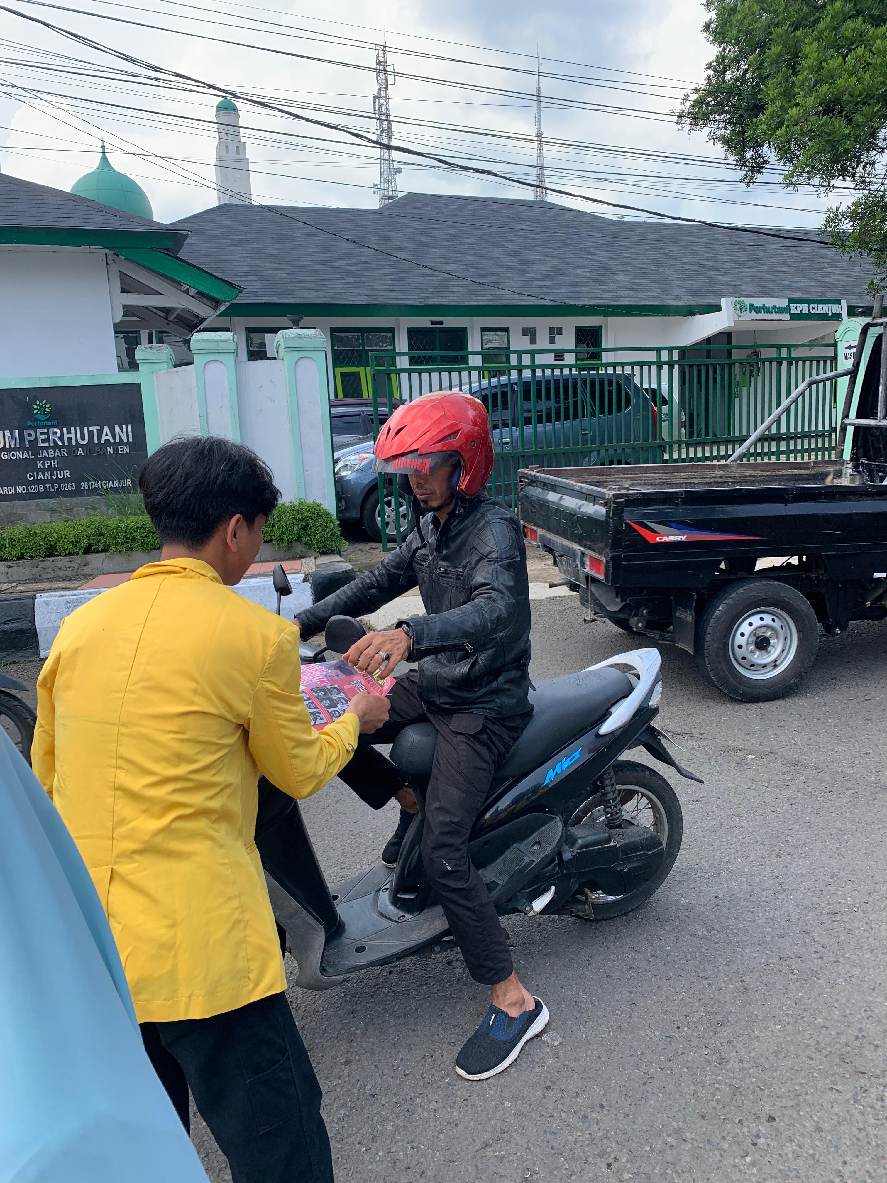 Mahasiswa menyebar brosur kepada masyarakat menolak politik dinasti