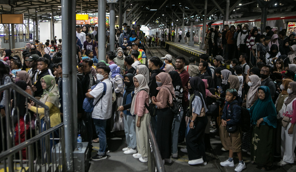 Lonjakan wisatawan yang tiba di Stasiun Tugu Yogyakarta saat libur akhir tahun 2023.