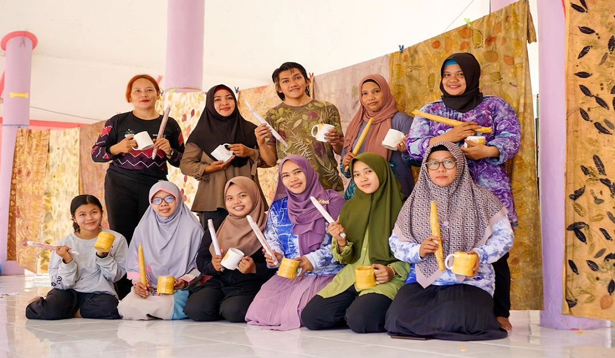 Agustinus Sandi saat memberikan pelatihan mengenai Kain Sasirangan