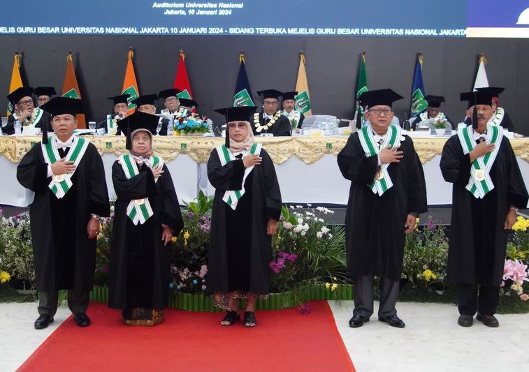 Kelima guru besar menyanyikan lagu nasional Bagi Mu Negeri pada hari kedua pengukuhan guru besar Unas, di Kampus Unas, Jakarta, Rabu (10/1).