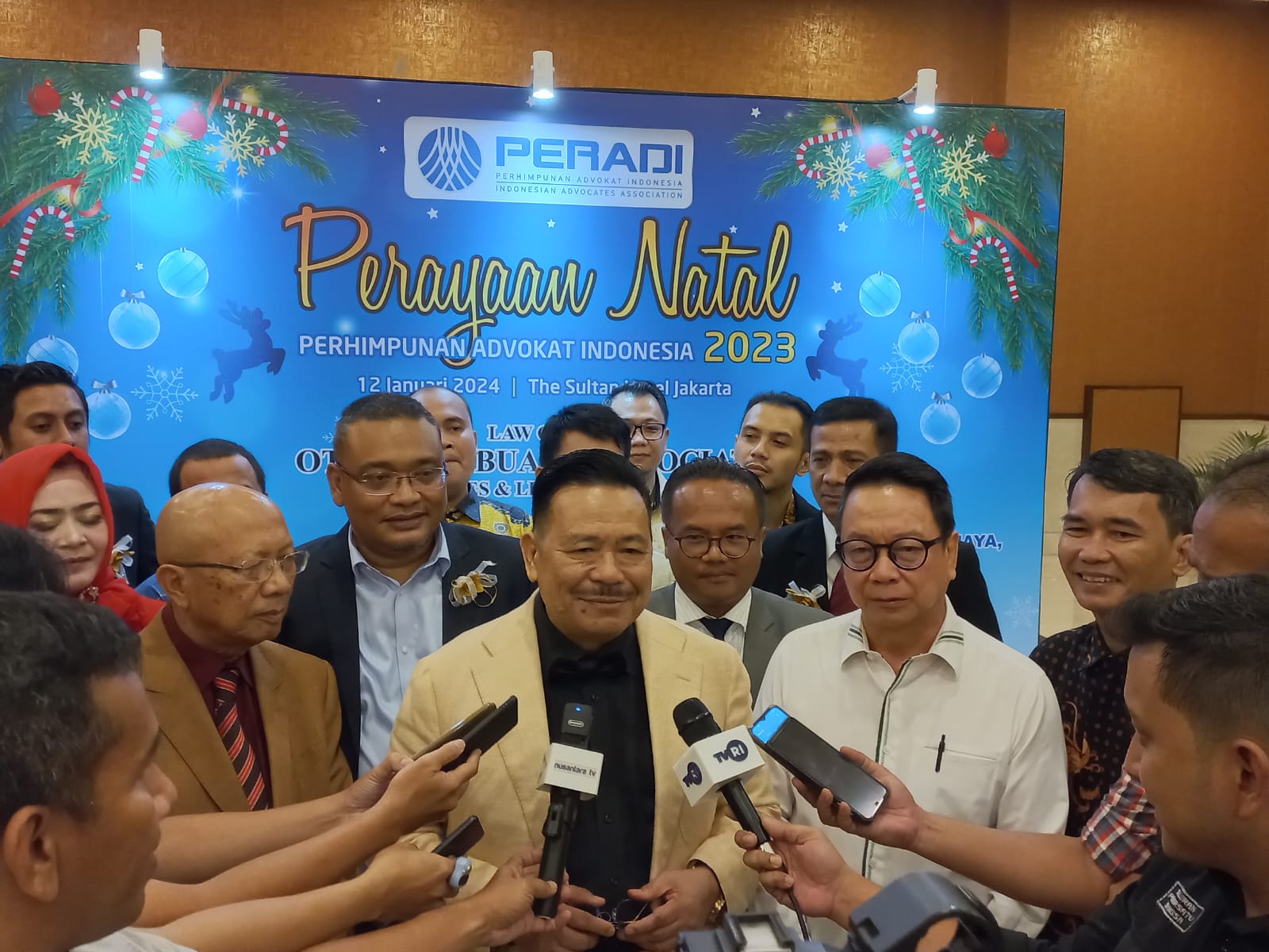Ketua Umum DPN Peradi Otto Hasibuan memberikan keterangan pers seusai acara Natal Peradi