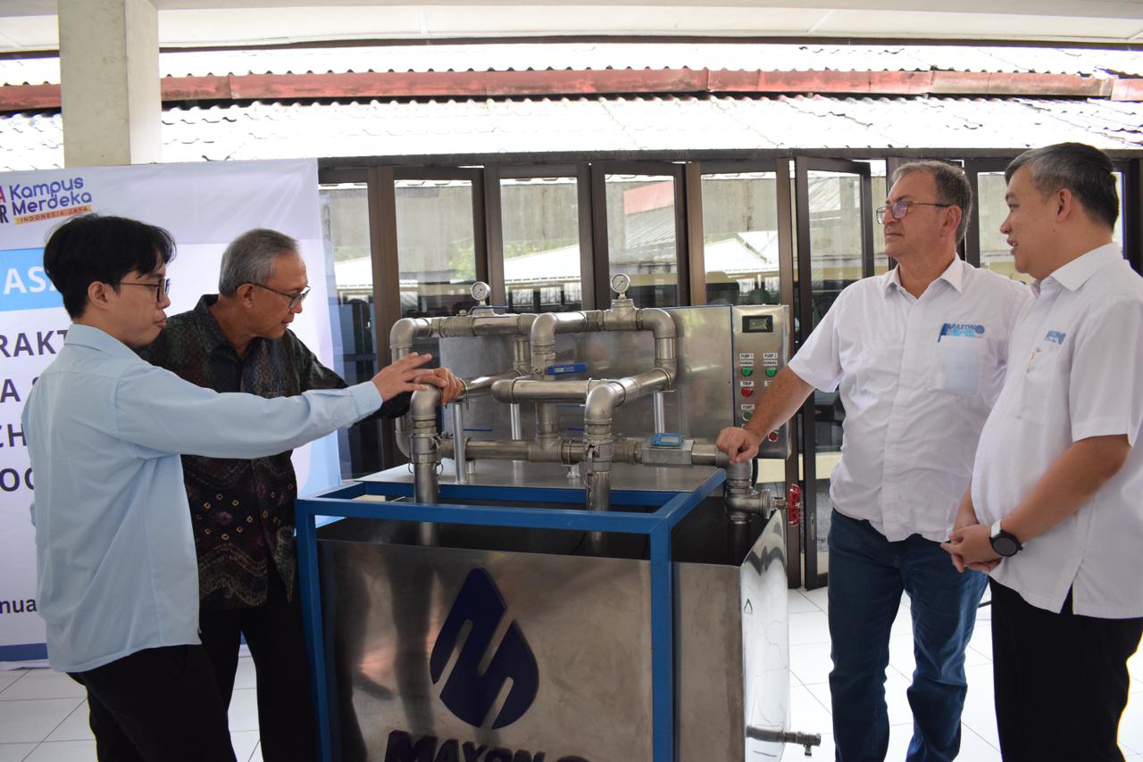 Penyerahan alat praktikum bagi mahasiswa teknik mesin dari PT PT Maxon Prime Technology kepada Rektor ITI Dr. Ir. Marzan Aziz Iskandar, IPU.