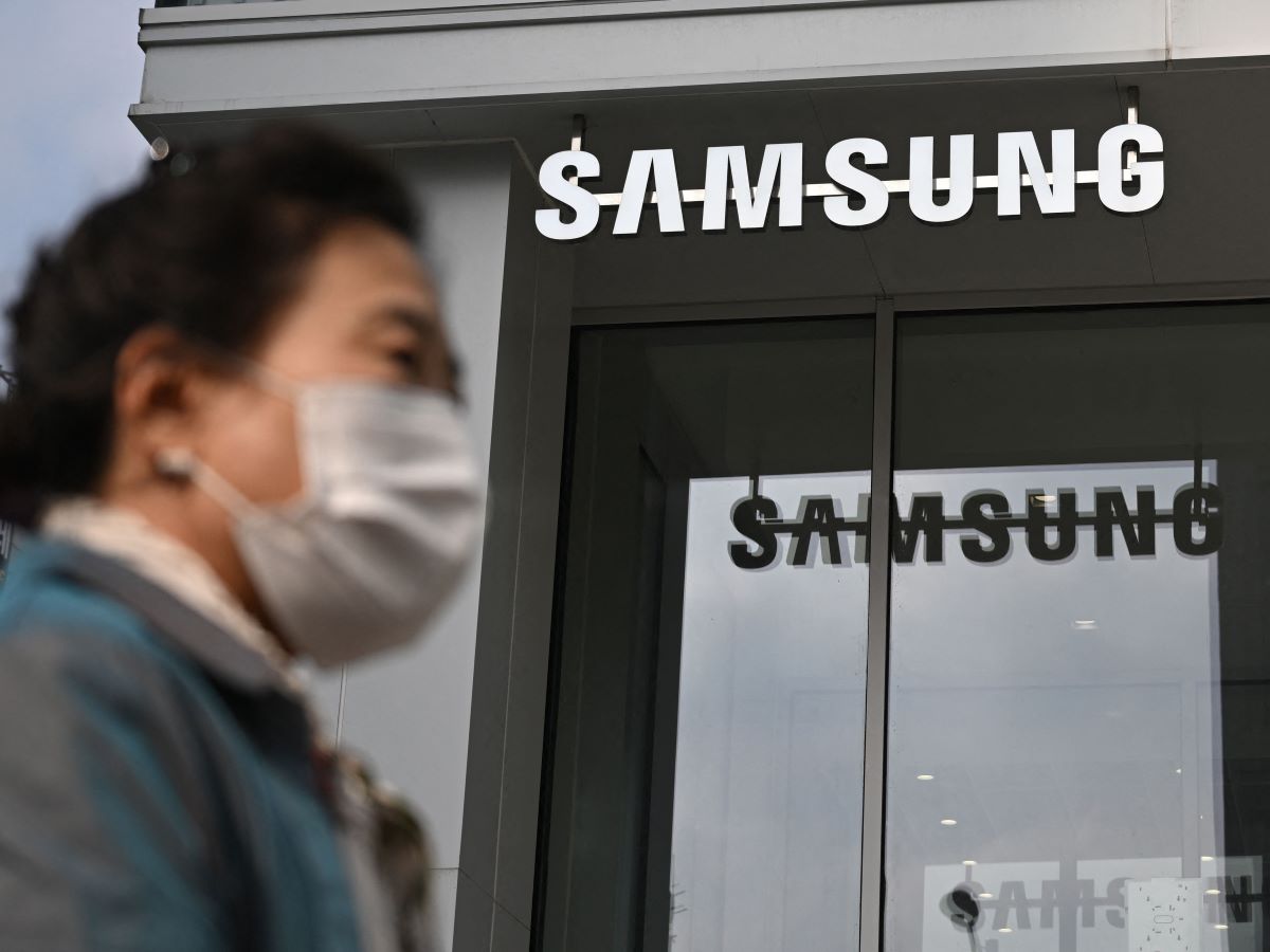 Seorang wanita berjalan melewati logo Samsung di depan toko Samsung Electronics di Seoul pada 31 Oktober 2023.