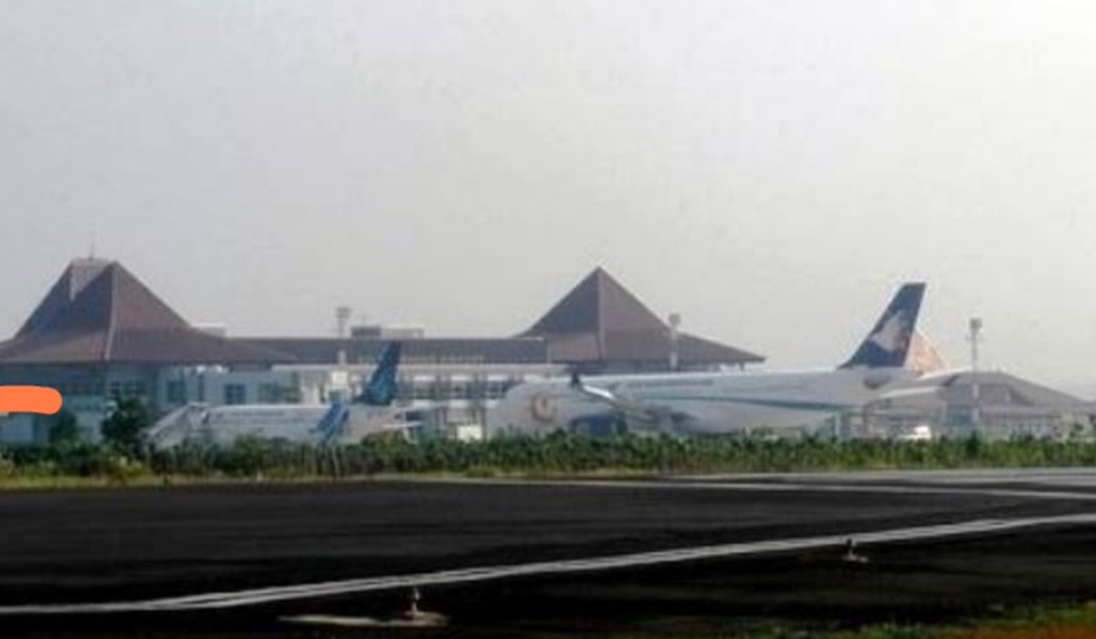 Pesawat terbang di Bandara Adi Soemarno, Surakarta. Jawa Tengah